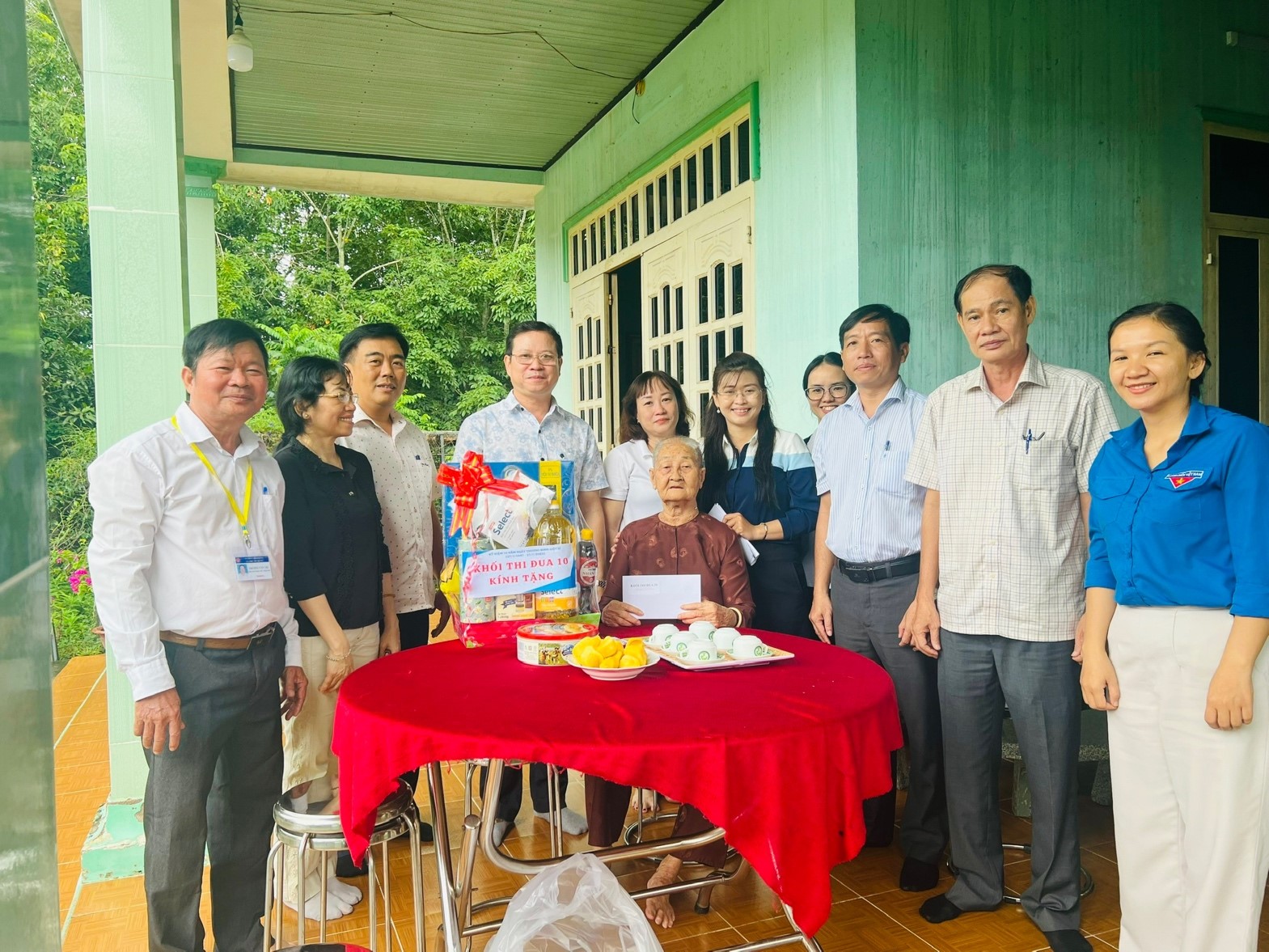 Khối thi đua 10 thăm hỏi, tặng quà mẹ Việt Nam anh hùng, gia đình chính sách trên địa bàn xã Phú Mỹ Hưng, huyện Củ Chi